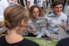 3. Liga; FC Ingolstadt 04 - offizielle Mannschaftsvorstellung auf dem Ingolstädter Stadtfest, Rathausplatz; Autogrammstunde für die Fans, Tim Civeja (8, FCI) Merlin Röhl (34, FCI)