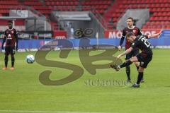 2.BL; FC Ingolstadt 04 - SV Darmstadt 98; Freistoß Schuß Florian Pick (26 FCI) Marcel Gaus (19, FCI)