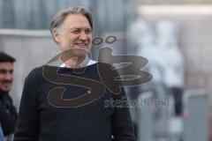 3.Liga - Saison 2022/2023 - FC Ingolstadt 04 -  - Cheftrainer Michael Köllner (FCI) beim ersten Training - Geschäftsführer Sport und Kommunikation Dietmar Beiersdorfer (FCI) sieht beim Training zu - Foto: Meyer Jürgen