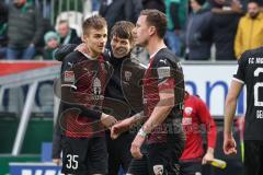 2.BL; SV Werder Bremen - FC Ingolstadt 04; Spiel ist aus Unentschieden, Torschütze Filip Bilbija (35, FCI) mit Co-Trainer Thomas Karg (FCI) Marcel Gaus (19, FCI) Handshake