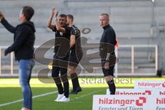 3.Liga - Saison 2023/2024 - SC Freiburg II - FC Ingolstadt 04 -Cheftrainer Michael Köllner (FCI) applaudiert seinen Spielern - -  Foto: Meyer Jürgen