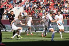 2.BL; FC Ingolstadt 04 - Holstein Kiel; links Filip Bilbija (35, FCI) Torschuß, Mühling Alexander (8 Kiel) Thesker Stefan (5 Kiel) stören