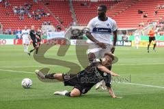 DFB Pokal; FC Ingolstadt 04 - SV Darmstadt 98; Pfeiffer Patric (5 SVD) Hawkins Jalen (20 FCI) fällt, Zweikampf Kampf um den Ball