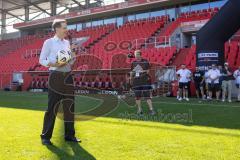 2. Frauen-Bundesliga; FC Ingolstadt 04 - SC Sand; Oberbürgermeister Dr. Michael Kern (IN) Ansprache vor dem Spiel