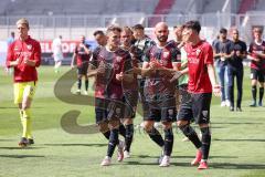 2.BL; FC Ingolstadt 04 - 1. FC Heidenheim; Niederlage, Spiel ist aus, 1:2, Spieler Ehrenrunde, bedanken sich bei den Fans, Dennis Eckert Ayensa (7, FCI) Nico Antonitsch (5, FCI) Thomas Keller (27, FCI) Maximilian Beister (11, FCI) Torwart Robert Jendrusch