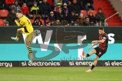3. Liga; FC Ingolstadt 04 - Borussia Dortmund II; Schuß Ryan Malone (16, FCI) Michel Falko (10 BVB2) blockt