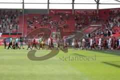 3. Fußball-Liga - Saison 2022/2023 - FC Ingolstadt 04 - SpVgg Bayreuth - Die Spieler mit den Einlaufkids - Foto: Meyer Jürgen