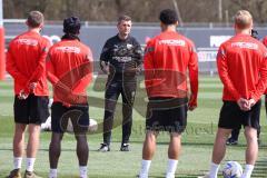 3.Liga - Saison 2022/2023 - FC Ingolstadt 04 -  - Cheftrainer Michael Köllner (FCI) beim ersten Training - Cheftrainer Michael Köllner (FCI) begrüsst die Spieler - Foto: Meyer Jürgen