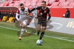 2.BL; FC Ingolstadt 04 - SG Dynamo Dresden; Zweikampf Kampf um den Ball Dominik Franke (3 FCI) Schröter Morris (17 Dresden)