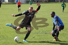 Fussball - Kreisliga - FC Grün Weiss Ingolstadt - FC Fatih Ingolstadt - Farug Lawal Torwart GW Ingolstadt - Mathias Habricht schwarz Fatih Ing. - Foto: Meyer Jürgen