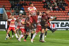 3. Liga; FC Ingolstadt 04 - SSV Jahn Regensburg; Ecke, Kopfball Tobias Schröck (21, FCI) Ganaus Noah (20 SSV) Jannik Mause (7, FCI)