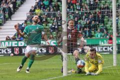 2.BL; SV Werder Bremen - FC Ingolstadt 04; Tor Jubel Treffer Ausgleich für FCI 1:1 durch Filip Bilbija (35, FCI), Marcel Gaus (19, FCI) laufen mit dem Ball ins Tor Ömer Toprak (21 Bremen) Torwart Jirí Pavlenka (1 Bremen)