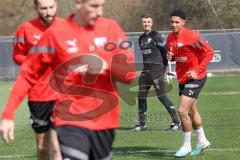 3.Liga - Saison 2022/2023 - FC Ingolstadt 04 -  - Cheftrainer Michael Köllner (FCI) beim ersten Training - Cheftrainer Michael Köllner (FCI) sieht beim aufwärmen zu - Foto: Meyer Jürgen