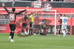 3. Liga; FC Ingolstadt 04 - MSV Duisburg; rote Karte für Georgios Antzoulas (6, FCI) am Boden nach Foul Jonas Scholz (15, FCI) Nishan Velupilay (28 FCI) Linus Rosenlöcher (19, FCI) beschweren sich Bitter Joshua (29 MSV)