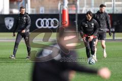 3. Liga; FC Ingolstadt 04 - Trainingsauftakt im Audi Sportpark, Trainingsgelände; Cheftrainer Michael Köllner (FCI) Arian Llugiqi (25, FCI) Ryan Malone (16, FCI)