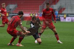3. Liga - Saison 2025/26 - FC Ingolstadt 04 - Rot-Weiss Essen - Max Besuschkow (Nr.17 - FC Ingolstadt 04) - Jaka Potocnik (Nr.9 - Rot-Weiss Essen) - Linus Rosenlöcher (Nr.19 - FC Ingolstadt 04) - Foto: Meyer Jürgen