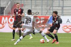 2.BL; FC Ingolstadt 04 - Hannover 96; Thomas Keller (27, FCI) Gaël Ondoua (29 Han) Nils Roeseler (13, FCI)