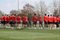 3.Liga - Saison 2022/2023 - FC Ingolstadt 04 -  - Cheftrainer Michael Köllner (FCI) beim ersten Training - Cheftrainer Michael Köllner (FCI) begrüsst die Spieler - Foto: Meyer Jürgen