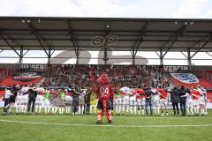 3. Liga; FC Ingolstadt 04 - SC Verl; Sieg Jubel Freude 3:1, Spieler bedanken sich bei den Fans Schanzi Maskottchen