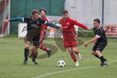 Kreisklasse - Saison 2024/25- Türkisch SV Ingolstadt - FC Gelbelsee-  - Avni Avdijaj rot Türkisch - Hermann Krammel schwarz Gelbelsee links - Foto: Meyer Jürgen