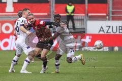 3. Liga; FC Ingolstadt 04 - VfL Osnabrück; Valmir Sulejmani (7, FCI) Köhler Sven (6 VfL) Traoré Omar Haktab (23 VfL) Zweikampf Kampf um den Ball