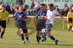 Kreisliga - Saison 2023/2024 - SV Menning - FC Mindelstetten - Marcel von Schuttenbach
 blau links Menning - Johannes Boyer blau mitte Menning - Michael Betz weiss Mindelstetten - Foto: Meyer Jürgen