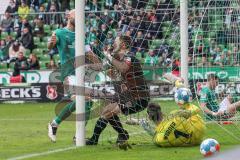 2.BL; SV Werder Bremen - FC Ingolstadt 04; Tor Jubel Treffer Ausgleich für FCI 1:1 durch Filip Bilbija (35, FCI), Marcel Gaus (19, FCI) laufen mit dem Ball ins Tor Ömer Toprak (21 Bremen) Torwart Jirí Pavlenka (1 Bremen)