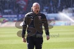 2.BL; Holstein Kiel - FC Ingolstadt 04 - Co-Trainer Mike Krannich (FCI) schreit Warmup