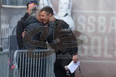 3.Liga - Saison 2022/2023 - FC Ingolstadt 04 -  - Cheftrainer Michael Köllner (FCI) beim ersten Training - Cheftrainer Michael Köllner (FCI) begrüßt FCI Repräsentant Werner Ross - Foto: Meyer Jürgen