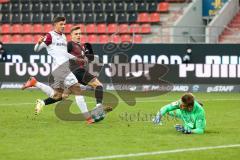 2.BL; FC Ingolstadt 04 - SG Dynamo Dresden; verpasste Torchance, Dennis Eckert Ayensa (7, FCI) Aidonis Antonis (23 Dresden) Torwart Broll Kevin (1 Dresden) hält den Ball