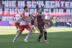 2.BL; FC Ingolstadt 04 - SSV Jahn Regensburg; Fatih Kaya (9, FCI) Jan Elvedi (33 SSV) Zweikampf Kampf um den Ball