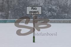 2023_12_1 - - Saison 2023/24 - Schnee auf dem Fussballplatz - DJK Ingolstadt - Platz ist gesperrt - Schild platz ist gesperrt Schnee Tor Spielabsage Schnee - Foto: Meyer Jürgen