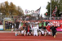 3. Liga; VfB Oldenburg - FC Ingolstadt 04; Sieg Jubel Freude, Spieler bedanken sich bei den mitgeriesten Fans, Gruppenfoto