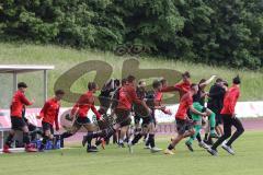 Relegation 2 - U17 - SSV Jahn Regensburg - FC Ingolstadt 04 - Spiel ist aus, 1:1 Ingolstadt steigt in die Bundesliga U17 auf, Jubel Party Feier, Team läuft aufs Spielfeld zum Gratulieren