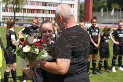 2. Fußball-Liga - Frauen - Saison 2022/2023 - FC Ingolstadt 04 - FCB München II - Verabschiedung von Alina Mailbeck (Nr.8 - FCI Frauen) durch Vorsitzender des Vorstandes Peter  Jackwerth (FCI) - Foto: Meyer Jürgen