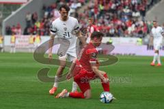 3. Liga - Saison 2023/24 - Rot-Weiss Essen - FC Ingolstadt 04 -  - Arian Llugiqi (Nr.25 - FCI) - Nils Kaiser (#18 Essen) - Foto: Meyer Jürgen