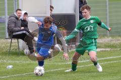 Kreisliga - Saison 2023/24 - SV Lippertshofen - SV Hundszell - Matthias Weinzierl blau Hundszell - Taavi Hoffmann grün Lippertshofen - Foto: Meyer Jürgen