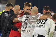 2.BL; FC Schalke 04 - FC Ingolstadt 04; Besprechung auf dem Spielfeld um Cheftrainer André Schubert (FCI)