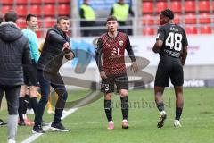 3. Liga; FC Ingolstadt 04 - SG Dynamo Dresden; Cheftrainer Michael Köllner (FCI) erklärt Felix Keidel (43, FCI) Bryang Kayo (48, FCI)