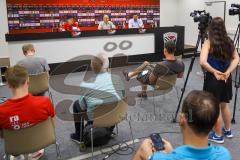 2. Fußball-Liga - Pressekonferenz - Vorstellung Cheftrainer Roberto Pätzold und Manager Profifußball Malte Metzelder - Saison 2021/2022 - FC Ingolstadt 04 - Cheftrainer FCI Roberto Pätzold links - Geschäftsführer FCI Manuel Sternisa - Manager Profifußball