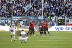 3. Liga; MSV Duisburg - FC Ingolstadt 04; Sieg 0:1 Jubel Freude, Marcel Costly (22, FCI) Calvin Brackelmann (17, FCI) fallen sich in die Arme, Tobias Bech (11, FCI) Dominik Franke (3 FCI)