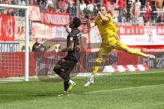 3.Liga - Saison 2022/2023 - Hallersche Fc - FC Ingolstadt 04 - Torwart Felix Gebhardt (Nr.23 - Halle) - Justin Butler (Nr.31 - FCI) -  - Foto: Meyer Jürgen