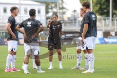 Toto Pokal; FC Memmingen - FC Ingolstadt 04, 2. Runde; vor dem Spiel Cheftrainerin Sabrina Wittmann (FCI) im Gespräch mit den Spielern. Jonas Scholz (15, FCI) Davide Sekulovic (33, FCI) Keanan Bennetts (18 FCI) Simon Lorenz (32, FCI) Elias Decker (4, FCI)