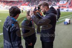 3. Liga; FC Ingolstadt 04 - MSV Duisburg; Siegerehrung durch Yannick Deichmann (20, FCI)