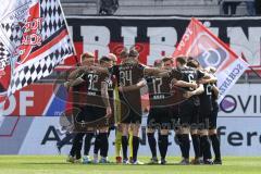 2.BL; FC Ingolstadt 04 - SC Paderborn 07; vor dem Spiel Team Besprechung Gruppe Fahnen