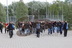 3. Liga - FC Ingolstadt 04 - TSV 1860 München - Spieler gehen zu den Fans die vor dem Stadion waren, Tumult. Polizei