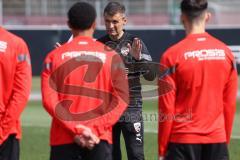 3.Liga - Saison 2022/2023 - FC Ingolstadt 04 -  - Cheftrainer Michael Köllner (FCI) beim ersten Training - Cheftrainer Michael Köllner (FCI) begrüsst die Spieler - Foto: Meyer Jürgen