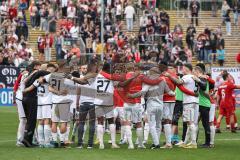3. Liga; FC Viktoria Köln - FC Ingolstadt 04; Niederlage, hängende Köpfe Cheftrainer Michael Köllner (FCI) in der Mitte beim Team, Besprechung nach dem Spiel