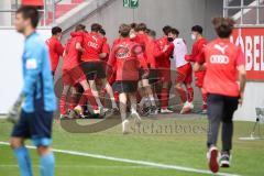 Im Bild: Valentin Hoti (#6 FCI B-Junioren) verwandelt den Strafstoß und die Ersatzspieler rennen auf den Platz

Fussball - B-Junioren - Relegation 2021  - FC Ingolstadt 04 - SSV Jahn Regensburg -  Foto: Ralf Lüger/rsp-sport.de