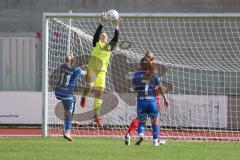 2. Fußball-Liga - Frauen - Saison 2022/2023 - FC Ingolstadt 04 - SC Sand - Torwart Maier Franziska (Nr.1 - FC Ingolstadt 04 ) fängt den Ball sicher - König Cindy blau SC Sand - Foto: Meyer Jürgen